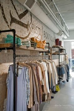 Retail Clothing Racks, Rustic Brick Wall, Butik Design, Vitrine Design, A Clothing Store, Boutique Clothing Store, Store Design Boutique, Boutique Display, Clothing Displays