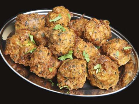 Piping hot pakoras - http://idiva.com/news-work-life/musttry-5-yummy-pakora-recipes/13383# Pakistani Foods, Vegetable Pakora, Onion Bhaji, Vegetarian Meatballs, Pakora Recipe, Pakora Recipes, Snacks Appetizers, Indian Recipe, Tamil Language