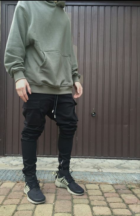 [ PINTEREST @Y.xqn ] Street Wear Men, Streetwear Basics, How To Wear Joggers, Mens Fashion Denim, Men's Denim Style, Herren Style, Style Masculin, Mens Fashion Simple, Urban Fashion Trends