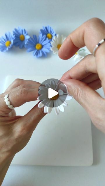 Small Fondant Flowers Tutorial, Modeling Clay Flowers, Air Clay Flowers, Fimo Flowers Tutorial, Clay Flowers How To Make, Polymer Clay Flowers Step By Step, Small Clay Flowers, Clay Flowers Tutorial, Clay Flowers How To Make Easy