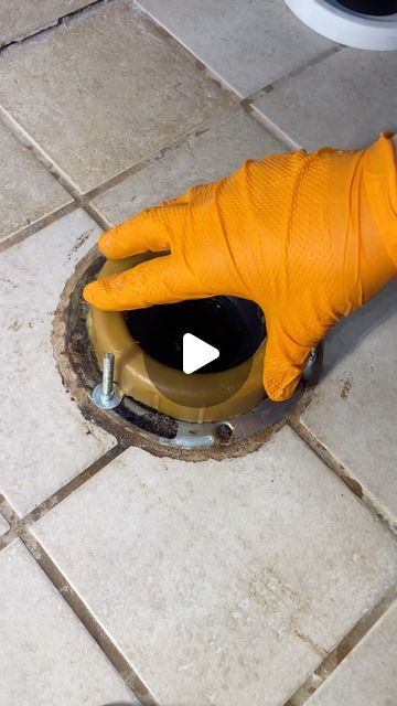 Construction Hacks, Toilet Plumbing, Replace Toilet, Bathroom Repair, Diy Construction, Diy Plumbing, Plumbing Repair, Diy Home Repair, Home Repair