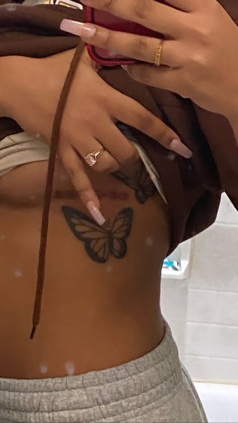 Side Stomach Tattoos Black Women, Cute Tattoos Black Women, Underboob Tattoo Black Women, Thigh Tats Small, Side Tattoos Women, Cute Hand Tattoos, Pretty Hand Tattoos, Neck Tattoos Women, Tasteful Tattoos