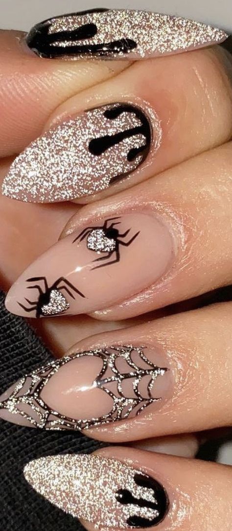 Halloween Nails Iridescent, Vintage Style Nail Art, Black Nail Designs Spooky, Cool Fall Nails 2023, Cute Nail Ideas For Halloween, Complex Nail Art Designs, Glitter Spooky Nails, September Halloween Nails, Fun Spooky Nails