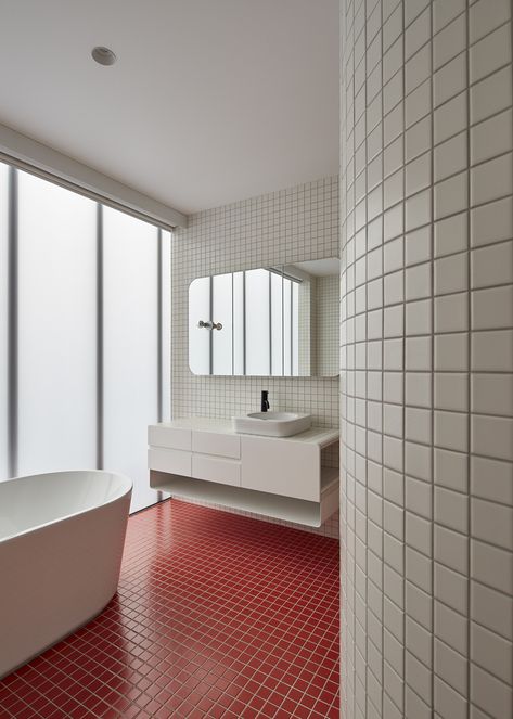 Gallery of Studley Park House / March Studio - 9 Drømme Bad, Minimalist Bathroom Decor, Modern White Bathroom, Park House, Bathroom Design Trends, Red Tiles, Bathroom Red, 아파트 인테리어, Bathroom Top