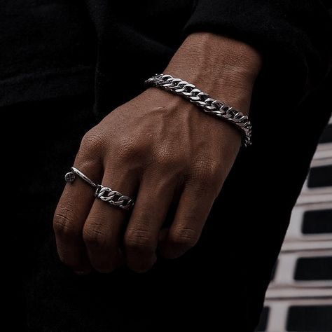 Man Fashion Style, Hands With Rings, Guy Jewelry, Casual Man, Mens Silver Jewelry, Mens Rings Fashion, Mens Chain Necklace, Man Fashion, Mens Accessories Jewelry