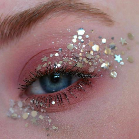 #RePin by AT Social Media Marketing - Pinterest Marketing Specialists ATSocialMedia.co.uk Eye Makeup Glitter, Glitter Makeup Looks, Glitter Eye Makeup, Face Gems, Smink Inspiration, Makijaż Smokey Eye, Creative Eye Makeup, Makeup Game, Festival Makeup