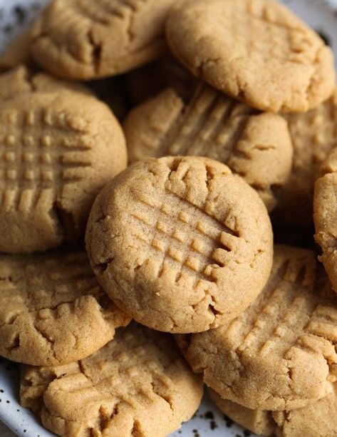 Flourless Peanut Butter Cookies! So much peanut butter packed into one soft cookie! #peanutbutter #cookie #flourless #cookiesandcups Gluten Free Peanut Butter Cookies, Soft Peanut Butter Cookies, Flourless Peanut Butter Cookies, Flourless Cookies, Baking Journal, Inflammatory Recipes, Easy Peanut Butter Cookies, Chewy Peanut Butter Cookies, Gluten Free Cookie Recipes