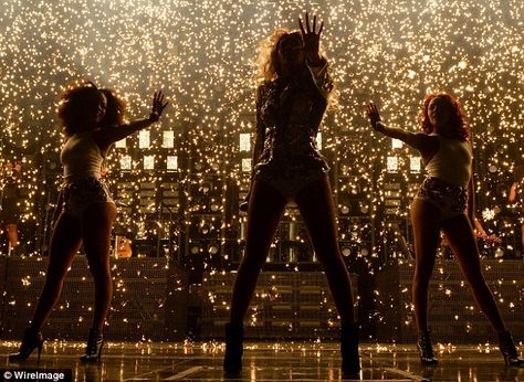 Talk to the hand: Beyonce set off a storm of fireworks on stage during her red hot show Madonna Daughter, Famous Lifestyle, Dream Music, Singing Career, Mrs Carter, Concert Stage, Beyoncé Giselle Knowles-carter, Concert Aesthetic, Beyonce Queen