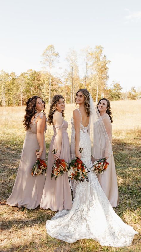 Rustic Outdoor Wedding Photos | Bridal Party Photos | Nashville Wedding Photographer | This stunning Nashville wedding was filled with fall wedding photography inspiration and intimate moments. Discover rustic wedding photo ideas, TN bridal photography, bridal party posing ideas, fall wedding inspiration and outdoor bridal party photo ideas. Book Cayleigh for your wedding at cayleighely.com Photo Shoot Ideas For Wedding, Fun Bridesmaid Pictures Funny, Bridal Party Photos 3 Bridesmaids, Photo Ideas For Bride And Bridesmaids, Must Have Bridal Photos, Wedding Entourage Photoshoot Ideas, Bridal Party Photos Small Group, Bridal Party Photos Bridesmaid, Wedding Photos 3 Bridesmaids