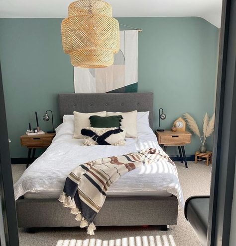 Bedroom Color Schemes Grey, Grey Green Bedrooms, Bedroom Colour Schemes, Green Bedroom Colors, Bedroom Makeover Ideas, Green Bedroom Decor, Bedroom Colour, Grey Bed, Feature Wall Bedroom