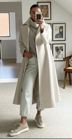 Bags For Winter Outfit, Ivory Skirt Outfit Winter, White Winter Outfits For Women, Cream Long Coat Outfit, Casual Work Outfits 2023, Street Style Winter 2023, Winter White Outfits For Women, Work Outfits 2023, White Pants Outfit Winter