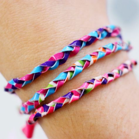 DIY Duct Tape Woven Friendship Bracelets | Easy Cute Duct Tape Craft Ideas For Summer Duct Tape Jewelry, Duct Tape Bracelets, Duct Tape Rose, Duct Tape Diy, Duct Tape Projects, Summertime Crafts, Friendship Bracelets Easy, Tape Projects, Duct Tape Crafts