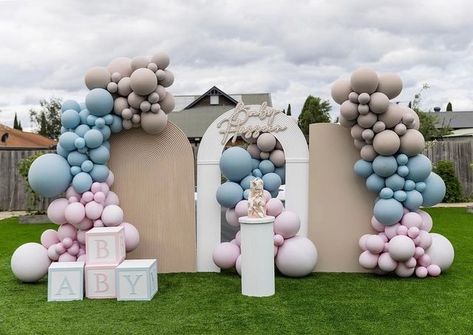 Outdoor Gender Reveal Table Set Up, Gender Reveal Guest Table Set Up, Gender Reveal Ideas Outdoor, Gender Reveal Backdrop Ideas, Gender Ideas, Gender Reveal Backdrop, Baby Boy Balloons, Gender Reveal Baby Shower Themes, Baby Gender Reveal Party Decorations