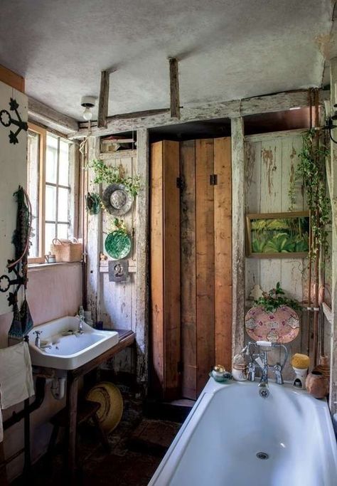 rustic Bohemian Bathroom Decor, Period Living, Bohemian Bathroom, Cottage Bathroom, Bad Inspiration, Boho Bathroom, Bohemian Interior, Rustic Bathroom, Retro Home Decor