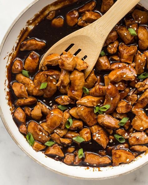 Ashley | Easy Family Meals on Instagram: “Skip the takeout this Friday and cook up this 20 minute Teriyaki Chicken 🙌❤️ Made with a few simple ingredients (swipe 👉 to see), it cooks…” Crockpot Pineapple Chicken, Soya Sauce Chicken, Baked Honey Garlic Chicken, Honey Garlic Chicken Thighs, Sticky Sauce, Teriyaki Recipe, Chicken Breakfast, Rice Chicken, Honey Garlic Chicken