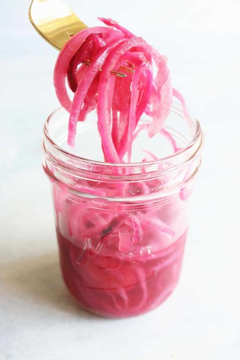 How to Make: Pickled Red Onions! Pickled Items, Meal Sides, Quick Pickles, Red Onion Recipes, Quick Pickled Red Onions, Calorie Snacks, Pickled Cucumber, Quick Pickled Onions, Quick Pickled