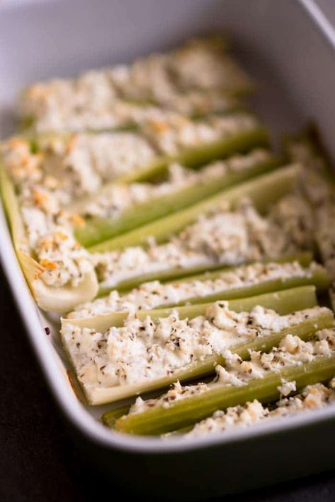 Keto Celery, Baked Celery, Celery Recipe, Benefits Of Eating Avocado, Stuffed Celery, Pineapple Health Benefits, Celery Recipes, Healthy Nutrition Plan, Goat Cheese Recipes