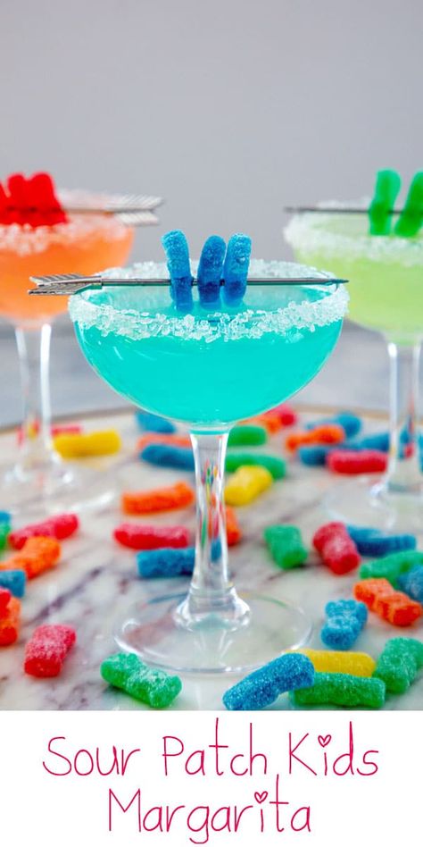 Sour Patch Kids Margaritas -- How do you turn a favorite candy into a cocktail? These Sour Patch Kids Margaritas are easy to make: simply infuse tequila with Sour Patch Kids and then shake it up with lime juice, simple syrup, and ice. Enjoy this perfectly sweet with a touch of sour candy cocktail! | wearenotmartha.com via @wearenotmartha Sour Candy Birthday Party, Cocktail With Candy, Kiddy Cocktail Recipe, Theme Drinking Parties, Drinks With Candy, Sweet Alcoholic Drinks Recipes, Cocktails With Candy, Sour Drink Recipes, Kids Drink