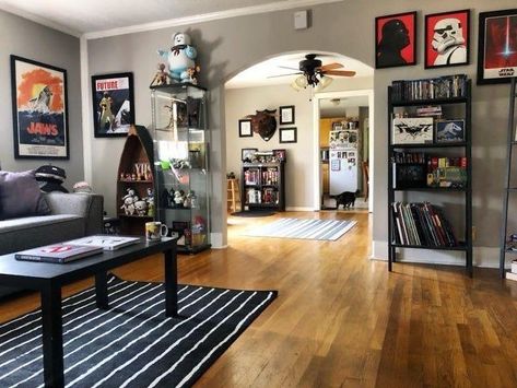 Cozy Nerdy Living Room, Geek Living Room Ideas, Gamer Apartment Decor, Nerdy Living Room Ideas, Dj Living Room, Geek Apartment, Gamer Living Room Ideas, Nerdy Living Room, Nerd Apartment