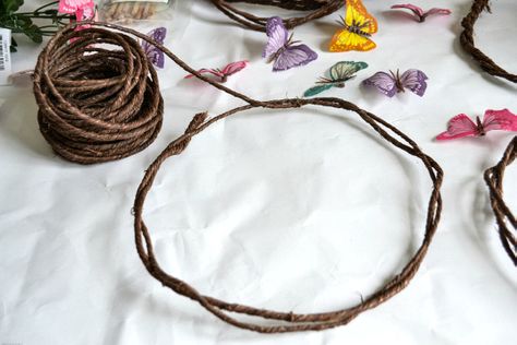 Brown grapevine wire makes a great, easy base for DIY Fairy flower Crowns via flouronmyface.com Fairy Headpiece Diy, Fairy Crowns Diy, Woodland Fairy Crown, Fairy Crowns, Woodland Fairy Costume, Fairy Flower Crown, Fairy Headband, Fairy Costume Diy, Woodland Fairy Party