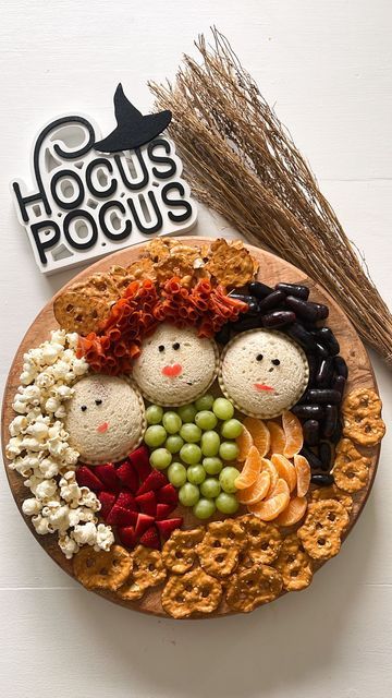 Scream Movie Charcuterie Board, Hocus Pocus Movie Night Food Dinner, Mickey Mouse Fruit Platter, Halloween Themed Brunch Food, How To Make Hocus Pocus Charcuterie Board, Hocus Pocus Board Food, Hocus Pocus Food Board, Halloween Themed Fruit Tray, Hocos Pocos Themed Food