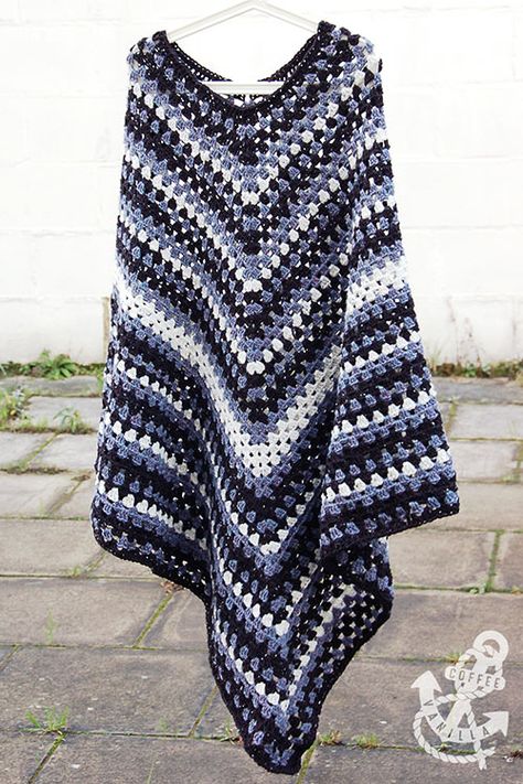 Men's Classic Poncho - Free Crochet Pattern Mens Poncho, Poncho Au Crochet, Poncho Design, Crochet Poncho Free Pattern, Crochet Stitches Free, Crochet Poncho Patterns, Crochet Shawls And Wraps, Poncho Pattern, Chunky Crochet