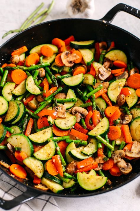 Simple Sautéed Vegetables - Eat Yourself Skinny Hot Vegetables Side Dishes, Pan Grilled Vegetables, Sauté Veggies, Vegetables Aesthetic, Frozen Vegetable Recipes, Low Fodmap Vegetables, Roast Vegetables, Prep Meals, Summer Vegetables