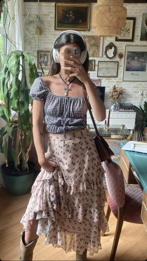 Elevated Indie Outfits, Folk Aesthetic Outfit, Carrie Core, Farmcore Outfit, Cutesie Outfits, Elevated Indie, 2023 Outfit Inspiration, Midwestern Style, Whimsical Clothes