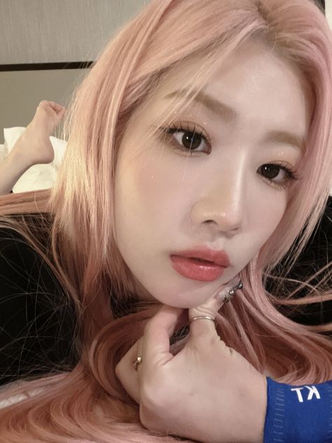 Loona Kim Lip, Yas Queen, Kim Lip, Eye Circles, Odd Eyes, Olivia Hye, Special Girl, I Love Girls, Pink Hair