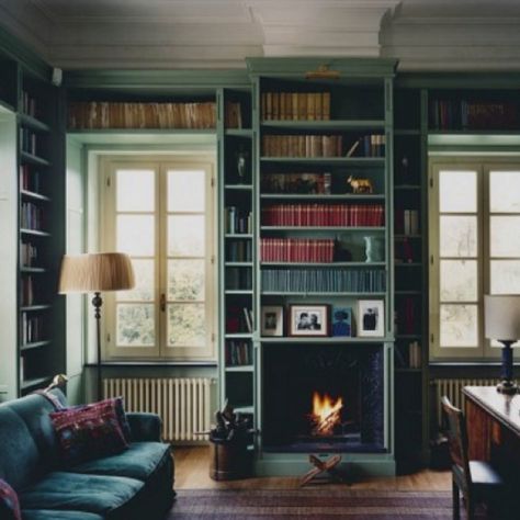 Dark green library Beautiful Home Library, Library With Fireplace, Green Library, Home Tumblr, Painted Bookshelves, Fireplace Bookshelves, Home Library Design, Home Libraries, Library Design