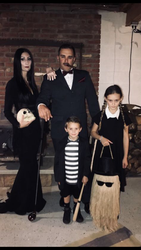 Adams Family Costume, Addams Family Halloween Costumes, Adams Family Halloween, Addams Family Halloween, Family Costumes Diy, Family Themed Halloween Costumes, Chili Cookoff, Family Halloween Costume, Addams Family Costumes