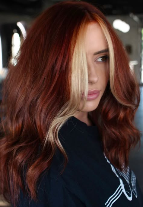 Red Hair With Money Piece, Auburn Blonde Hair, Blonde Money Piece, Pelo Color Vino, Hair With Money Piece, Copper Hair Dark, Dark Auburn Hair, Hair Color Mahogany, Red Blonde Hair