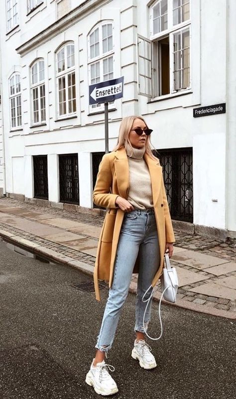 Jan 19, 2020 - This Pin was discovered by Elena Hukkataival. Discover (and save!) your own Pins on Pinterest. Winter Mode Outfits, Chique Outfit, Sneaker Outfits, Fila Shoes, Autumn Outfits, Mode Inspo, Sneakers Outfit, Cool Street Fashion, 가을 패션