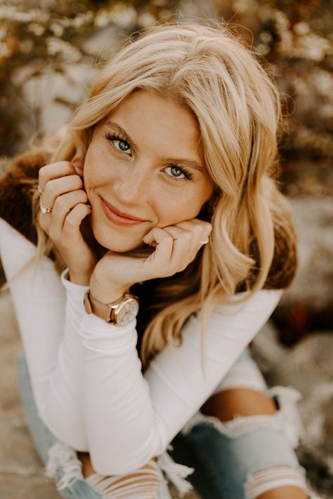 Senior Close Up Pictures, Portrait Poses For Women Head Shots, Senior Portrait Poses Studio, Close Up Picture Poses, Senior Picture Poses For Fall, Portrait Photo Shoot Ideas, Up Close Senior Pictures, Personality Senior Pictures, Senior Picture Close Up Posing Ideas