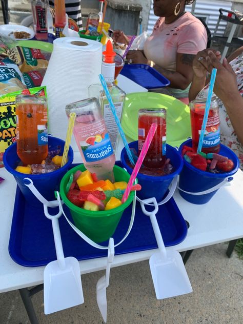 Sand Bucket Alcohol Drink, Bucket Cocktails, Bucket Drinks, Mini Cafeteria, Sand Bucket, Party Drinks Alcohol, Yummy Alcoholic Drinks, Alcohol Party, Beach Bucket