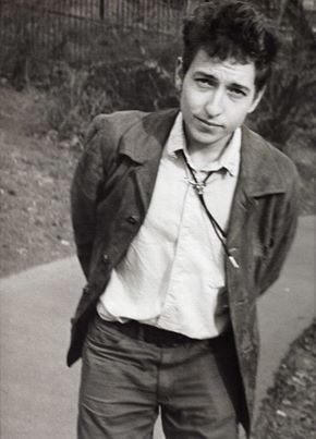 This picture is amazing....<3Bob<3<3<3 Bolo Tie Men, Tie Outfit, Rare Pictures, Robert Allen, Bolo Tie, Bob Dylan, Forever Young, Music Stuff, Singer Songwriter