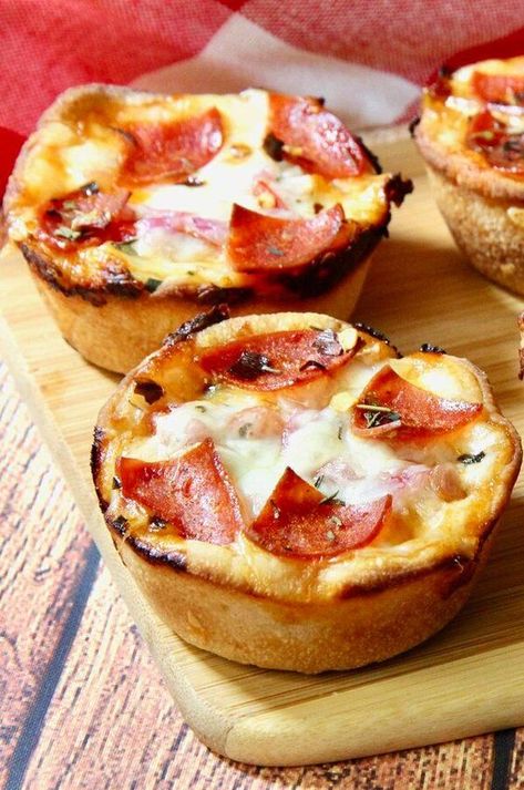 Mini Pizza Cups Muffin Tins, Cupcake Pizza Bites, Pizza Cupcakes With Biscuits, Small Pizzas For Party, Savory Mini Appetizers, Mini Pizza Appetizers Finger Foods, Appetizer Pizza Ideas, Cupcake Pizza Recipe Muffin Tins, Pizza In Muffin Tins