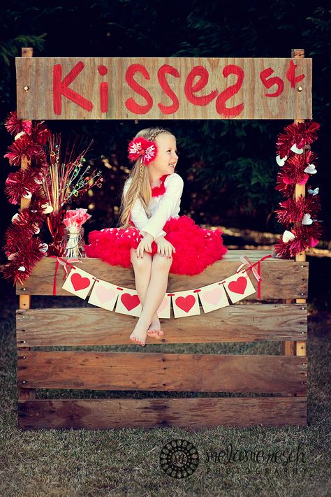 Kissing Booth- just got my idea for next valentines! Make a service project in daytime, where we take the kids to the retirement community and let them love on the residents and take photos with them! How much would the kids and the seniors LOVE that?!?!? Then at night, a shin dig with their pals! Valentine Photoshoot, Valentines Day Photoshoot, Mini Photoshoot, Valentine Mini Session, Valentine Photo Shoot, Valentinstag Party, Kind Photo, Valentine Picture, Photography Mini Sessions