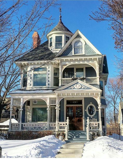 Cool Homes Exterior, Historic English Cottage, House With Castle Tower, Historic Home Paint Interior, Vintage Home Exterior Old Houses, Old Historic Homes, Vintage House Exterior Victorian, Old House Mansion, Queen Anne Victorian House Exterior Paint