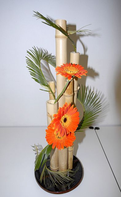 Floralies Sierroises,Château Mercier,ikebana (art floral japonais) | Flickr - Photo Sharing! Bamboo Centerpieces, Art Floral Japonais, Arreglos Ikebana, Floral Art Arrangements, Modern Floral Arrangements, Tropical Flower Arrangements, Ikebana Arrangements, Ikebana Flower Arrangement, Church Flower Arrangements