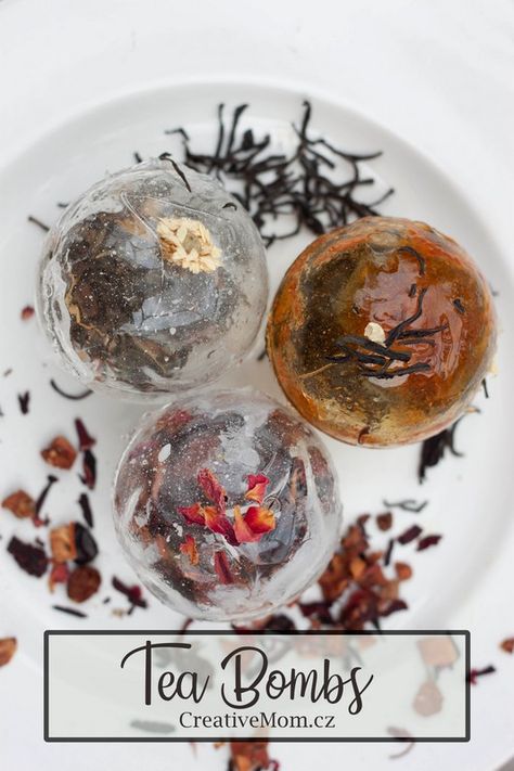 Have you ever had a tea bomb? It’s the most original way to serve tea. And here’s a tutorial so you can make tea bombs at home. Tea Crafts, Bombe Recipe, Homemade Tea, Amazing Food Decoration, Sweet Decoration, Make Tea, Creative Mom, Tea Diy, Chocolate Bomb