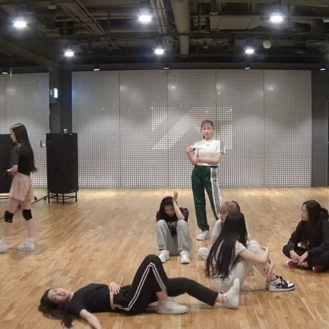 Yg Dance Practice Room, Yn Kpop Idol, Character Playlist, Yg Trainee, Dance Motivation, Dance Major, Dancer Lifestyle, Bios Para Instagram, Career Vision Board