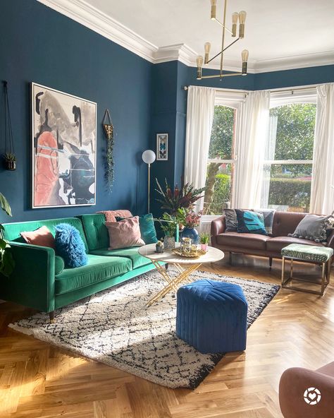 Green Couches, Green Sofa Living, Blue And Green Living Room, Green Sofa Living Room, Victorian Living Room, Dark Living Rooms, Blue Living Room Decor, Design Salon, Green Sofa