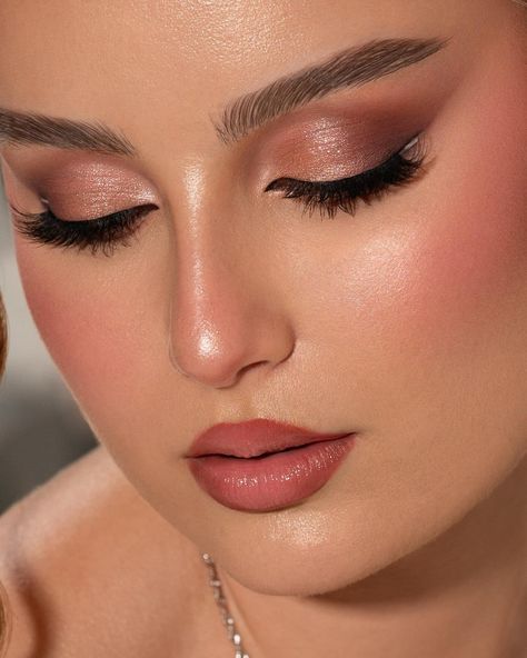 Blush Eye Makeup Looks, Peach Pink Eye Makeup, Peach Pink Makeup Looks, Eye Makeup On Pink Lehenga, Pink Shade Eye Makeup, Bridal Light Makeup Indian, Peach Glam Makeup, Eye Makeup On Pink Dress, Bride Light Makeup