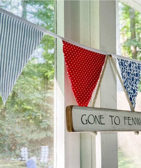 Learn how to make your own no-sew pennant banner. This bunting can be easily adapted for a variety of celebrations and decor. How To Make A Bunting Banner, Pennet Flags, Fabric Banners Ideas, Easy Bunting, Diy Christmas Banner, Diy Fabric Bunting, No Sew Bunting, Diy Bunting Banner, Pennant Banner Template