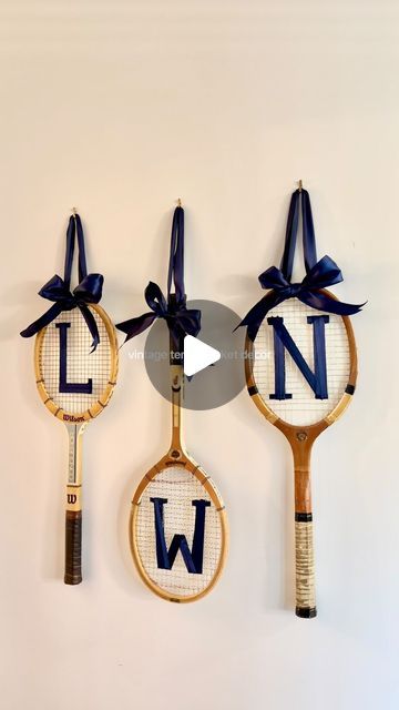 Brit + Co on Instagram: "DIY “Vintage” Tennis Racket Decor 🎾 Create your own tenniscore vibes with this easy upcycled decor idea 😍 All you need are vintage or thrifted tennis rackets, ribbon in your fave color, and scissors!  #crafts #art #artistsoninstagram #tennis #tenniscore #decor #vintagedecor #upcycling #upcycledart #antiquedecor #vintage #thriftstorefinds #thrifting #diydecor" Racket Wall Decor, Vintage Tennis Racket Wall Decor, Wooden Tennis Racket Decor, Vintage Rackets Decor, Thrifted Diy Decor, Vintage Tennis Racket Decor Wall Art, Vintage Craft Room Ideas, Trendy Diy Crafts, Tennis Racket Wall Decor