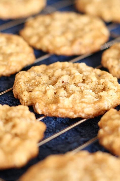 Oatmeal Crispies, Crisco Cookies, Crispy Oatmeal Cookies, Crisco Recipes, Delicious Oatmeal, Grandma Cookies, Walnut Cookies, Baby Finger Foods, Oatmeal Cookie Recipes