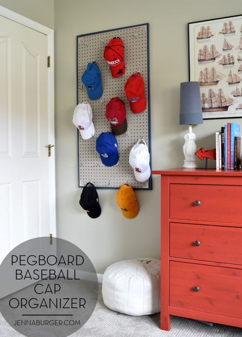 How many of you are frustrated with your ability to organize your kids' bedrooms? I researched far and wide on the internet to pull together these 20 Amazing Organized Kids Bedroom Ideas! Meant to inspire all of us! Reka Bentuk Bilik Tidur, Baseball Bedroom, Diy Projects For Bedroom, Teenage Boy Room, Cap Organizer, Sport Bedroom, Baseball Room, Teen Boy Room, Hiasan Bilik Tidur