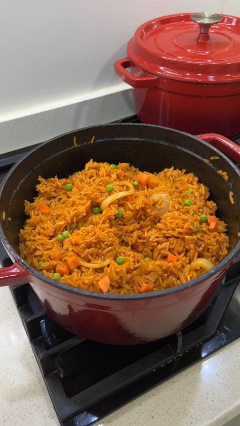 Jollof Rice Aesthetic, Jollof Rice And Chicken, Cameroonian Food, Nigeria Food, Rice And Chicken, Fruit Ideas, Jollof Rice, Vegetable Rice, Healthy Food Dishes