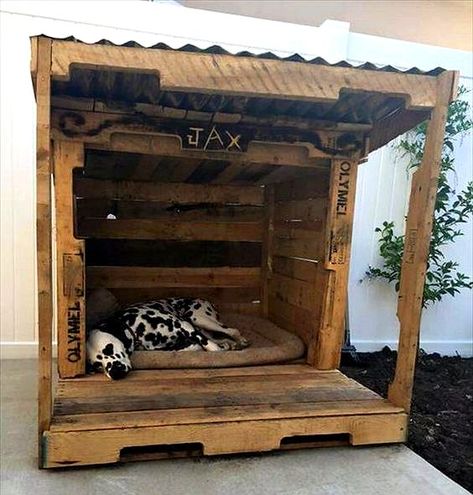 Dishfunctional Designs: Amazing Dog Houses Made With Upcycled Wood Pallets Pallet Dog House, Pallet Dog Beds, Dog Yard, Dog House Diy, Wooden Pallet Projects, Dog Rooms, Wood Project, Dog Runs, Diy Pallet